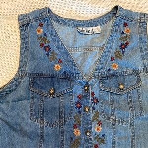 vintage, embroidered jean vest🌸🌼🌿